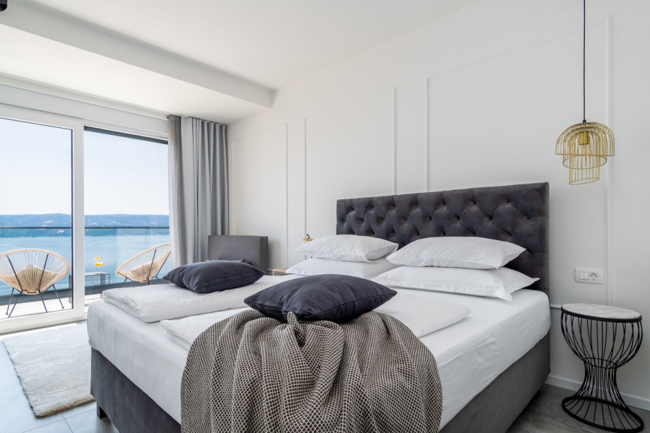 Bedroom No2 with king size bed 180cm x 200cm, en-suite bathroom with shower