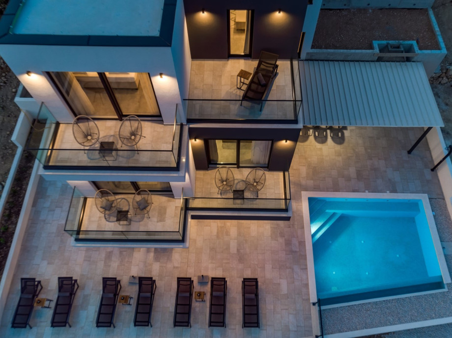 It has 3 parking places secured on the private plot at the entrance (first floor level)