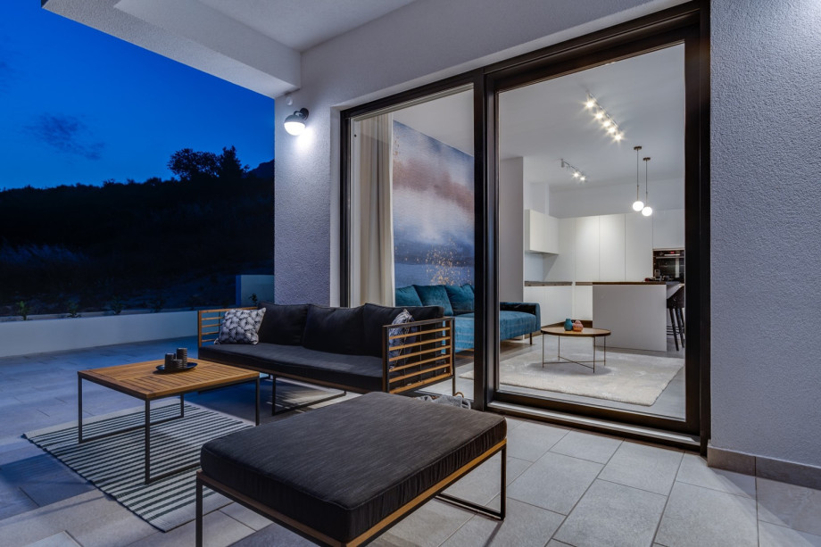 Entspannen Sie sich und genießen Sie ein Glas Wein an warmen Sommerabenden.