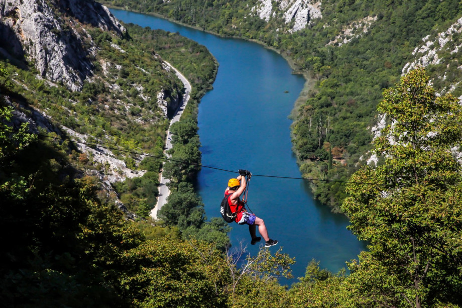 Seilrutsche über dem Fluss Cetina, eine von vielen Aktivitäten, die Sie ausprobieren können, 7 km entfernt