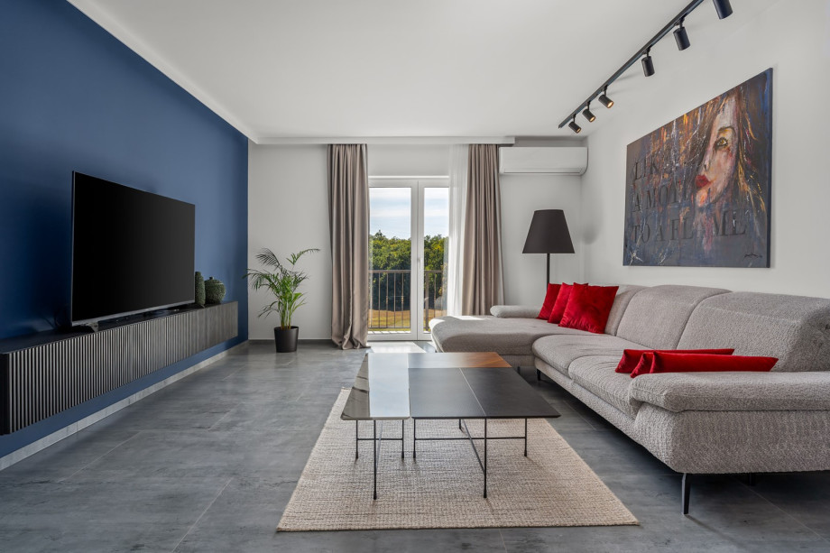 Esstisch für 6 Personen, Wohnzimmer. Zimmer, Klimaanlage, Flachbildfernseher