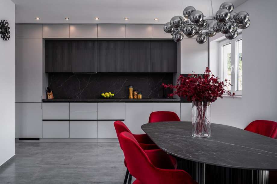 Es gibt einen Balkon mit Blick auf den Pool und das Tal