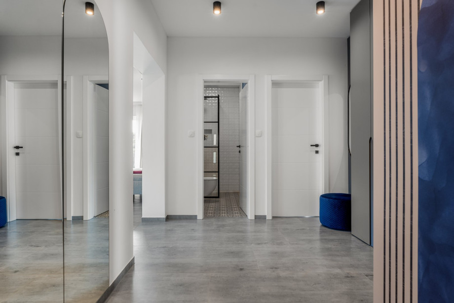 Es gibt eine separate Toilette mit Waschmaschine