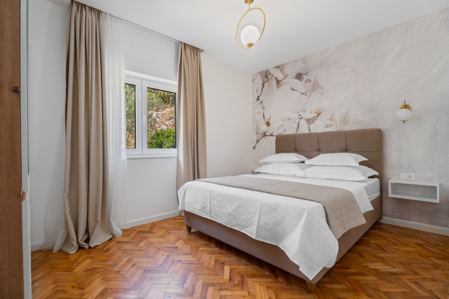 Schlafzimmer Nr. 2 (11,8 m2) mit Doppelbett 180 cm x 200 cm