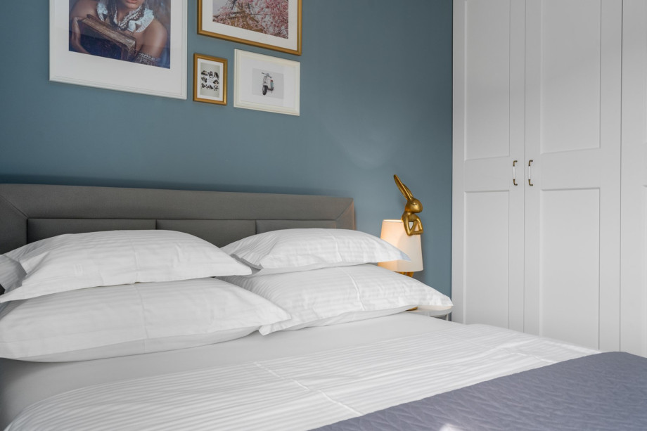 Schlafzimmer Nr. 3 (9,8 m2) mit Doppelbett 160 cm x 200 cm, gemeinsamem Balkon mit dem Wohnzimmer