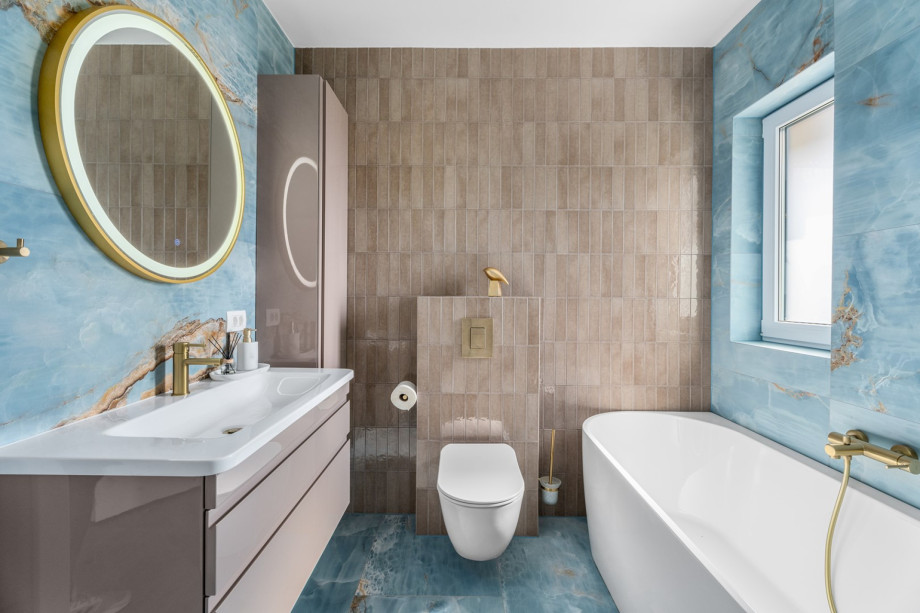 Ein weiteres Familienbad Nr. 2 mit Badewanne