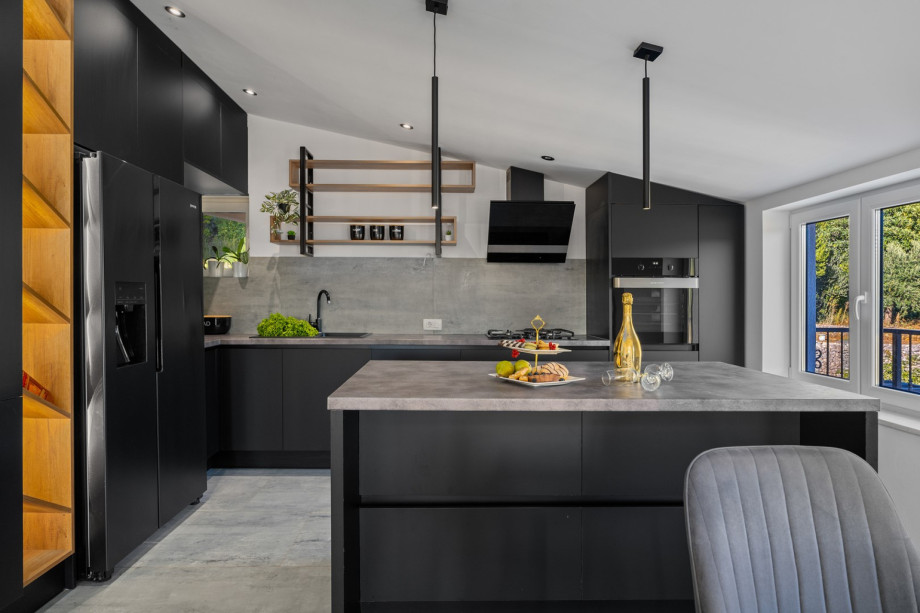 Wohnbereich mit Balkon mit Blick auf den Pool und das Tal