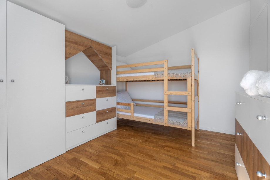 Schlafzimmer Nr. 6 (9,8 m2) mit einem Etagenbett (2 x 90 cm x 200 cm große Betten), gemeinsamen Balkon mit dem Wohnzimmer