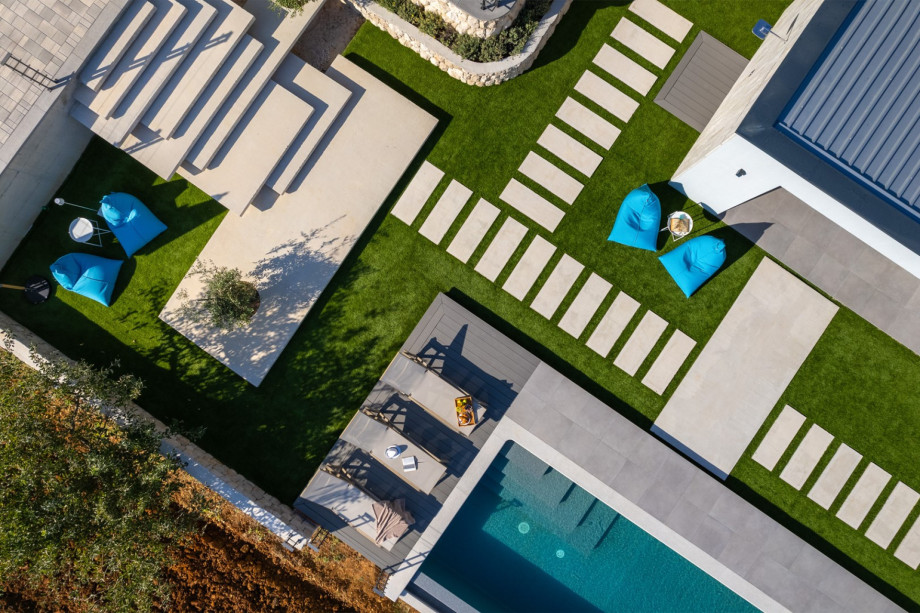 Der Poolbereich befindet sich im Untergeschoss und bietet einen privaten und beheizten Infinity-Pool