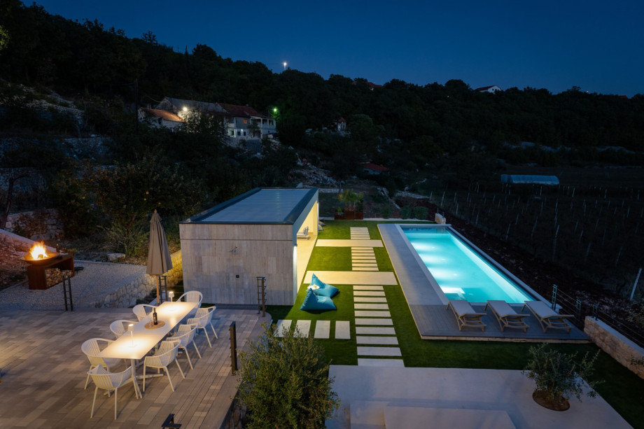 Die Organisation der Lichter im Außenbereich sorgt für tolle Urlaubsstimmung