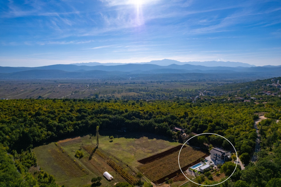 Nur 2,5 km von der Stadt Imotski entfernt, die für die Naturphänomene des Roten und Blauen Sees