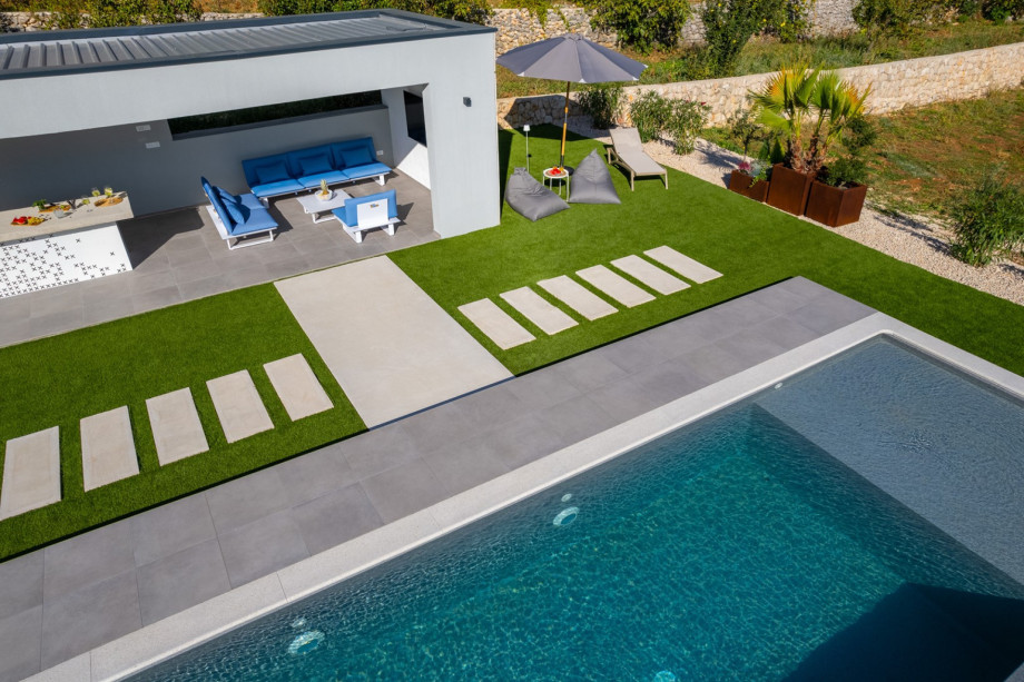 Entspannen Sie sich und genießen Sie an heißen Sommerabenden ein Glas Wein