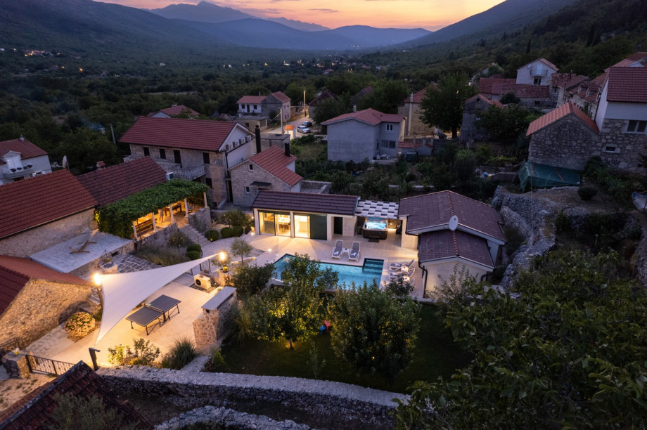 Nestled in the charming village of Slivno, Imotski, Villa Aurora offers a perfect getaway in the heart of Dalmatia