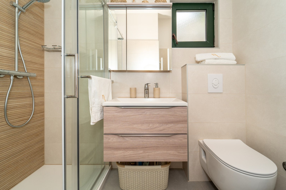 Family bathroom with a shower and a washing machine