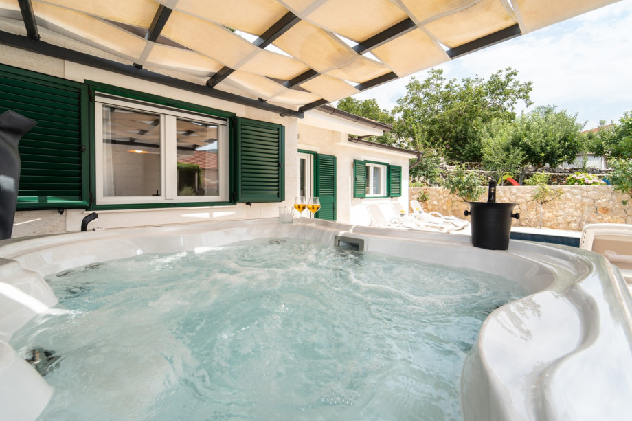 Jacuzzi for ultimate relaxation- perfect for summer evenings
