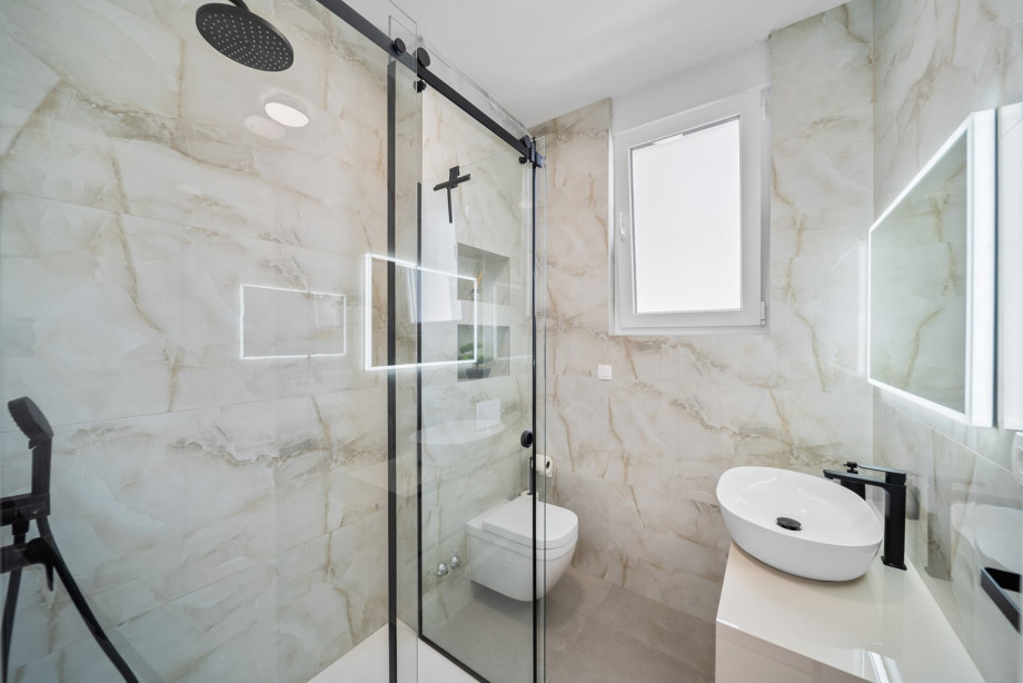 En-suite bathroom with a shower