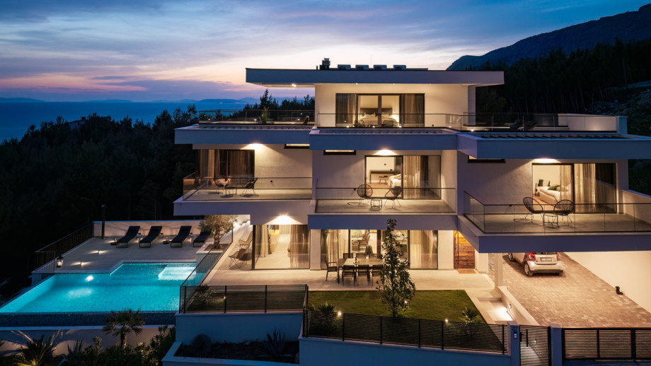 Stylish Villa Briig with sea views