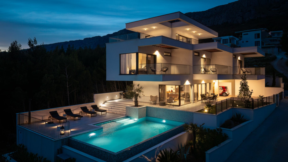 4 en-suite bedrooms, gym, fun-zone, private heated 42sqm pool,