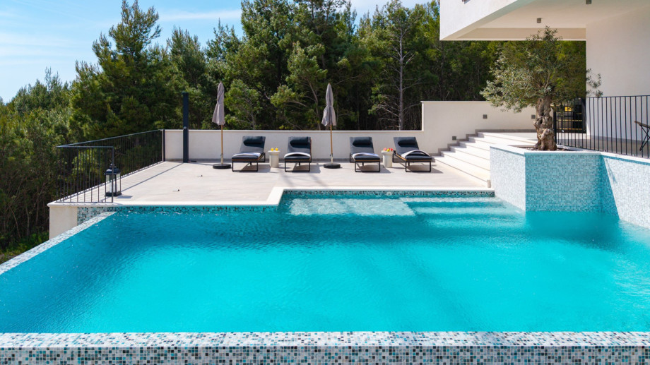 Sonnendeck mit Liegestühlen zum Entspannen in der Sonne