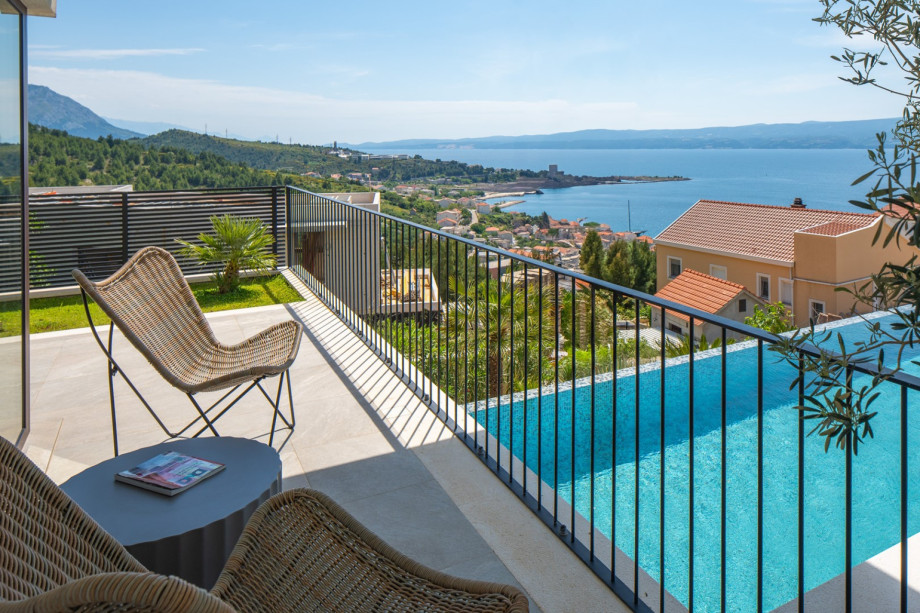 A relaxing oasis with a sea view