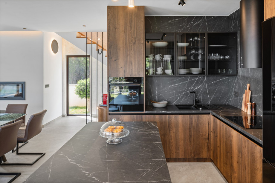 A fully equipped kitchen with all the appliances you need for a comfortable stay