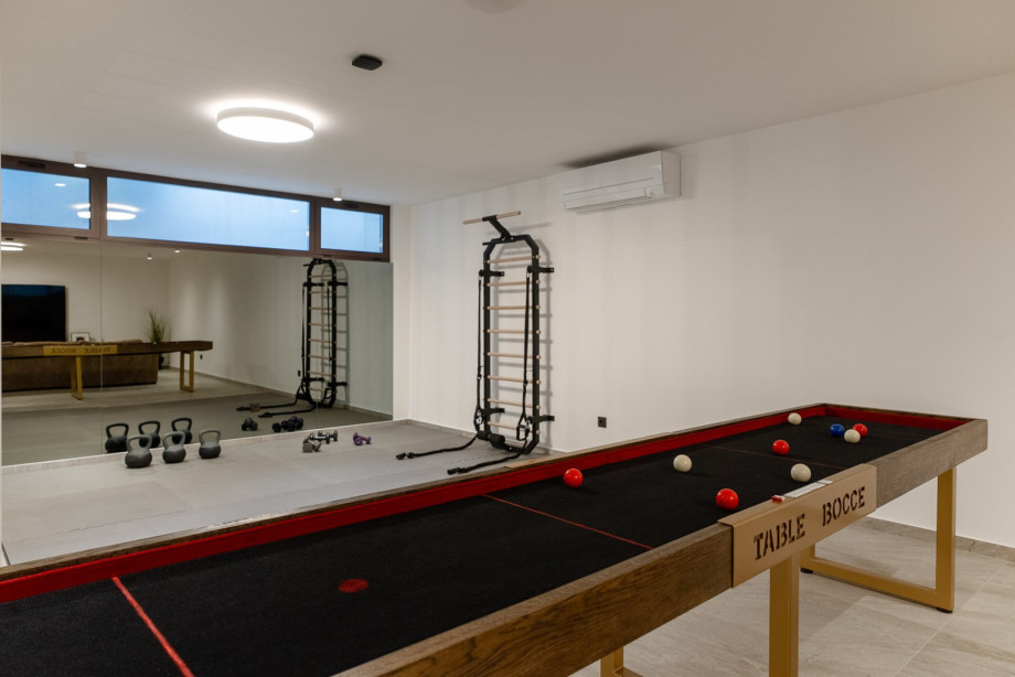 Es ist mit einem weichen Boden für mehr Komfort ausgestattet und verfügt über ein Fitnessstudio mit Sprossenwand und einem Ergometer