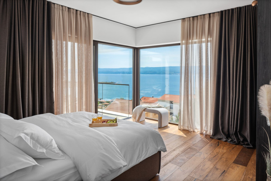 - Bedroom No. 1 (20sqm, South-West): Equipped with a queen-size bed (160cm x 200cm) and an en-suite bathroom with a shower.