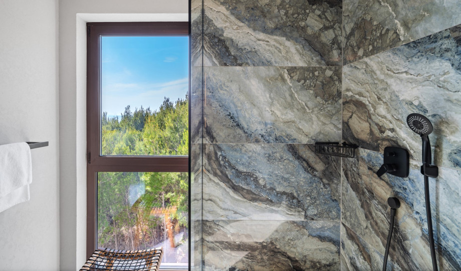 En-Suite Badezimmer mit Dusche und Meerblick