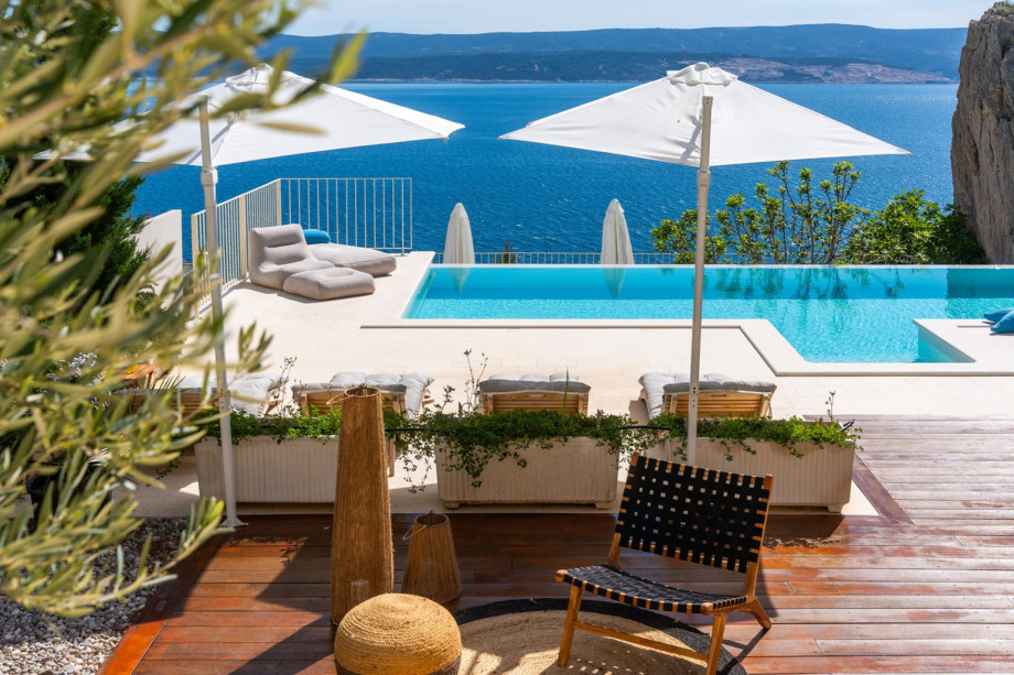 The accommodation is fully air-conditioned, extremely comfortable, and truly luxurious, accommodating a maximum of 10 individuals