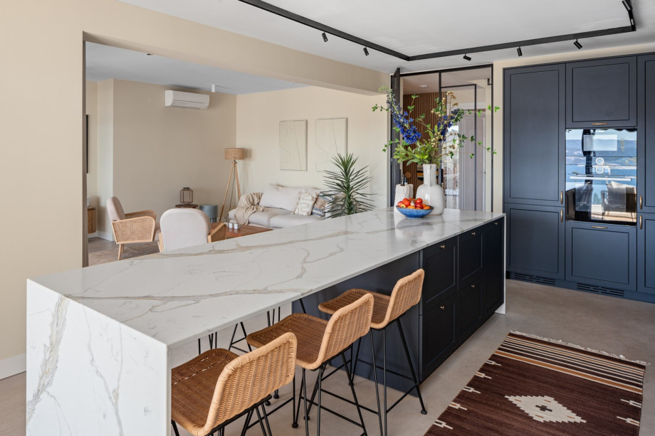 The living area features sofas, a flat-screen TV, Netflix, free WiFi, and a direct approach to the outdoors