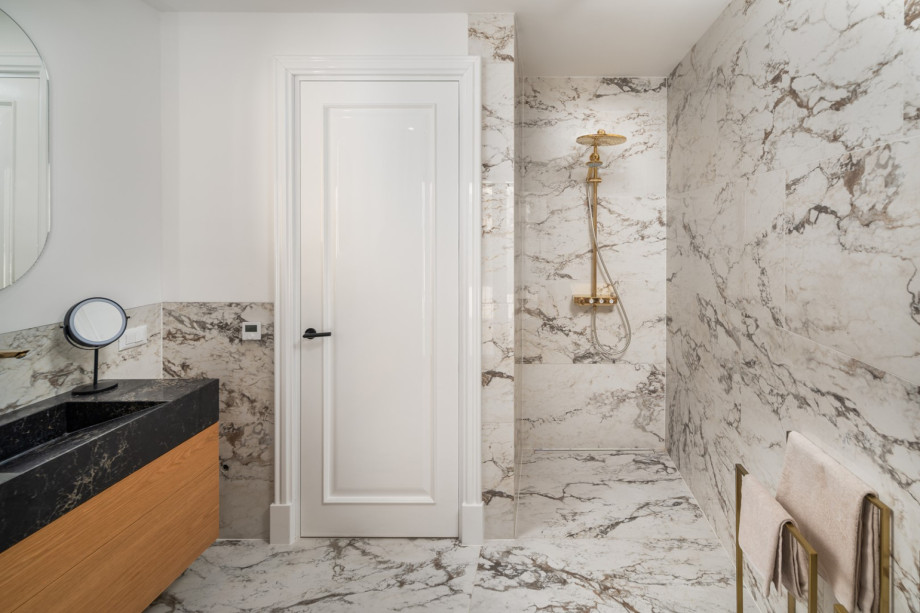 The large family bathroom, featuring a walk-in shower, two sinks, and a toilet, is used by bedrooms NO3 and NO4