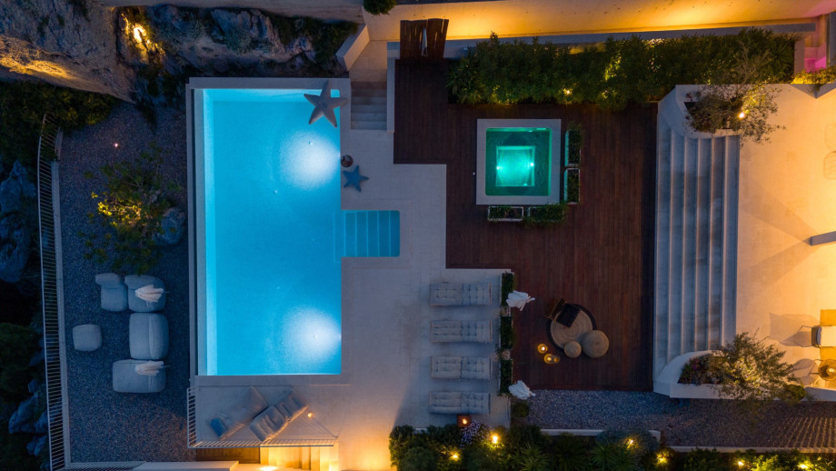 The interior is spread over two levels, with an additional room - a traditionally decorated fun zone that offers a wine selection