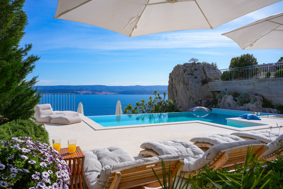 Numerous restaurants are within close proximity, while the center of Omis is located 9 kilometers away, or a mere 10-minute drive from Omis and the river Cetina