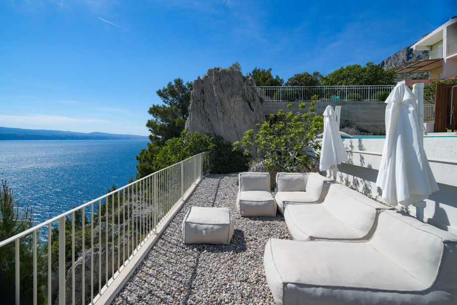 A lounge corner for relaxing and sunbathing with amazing sea views
