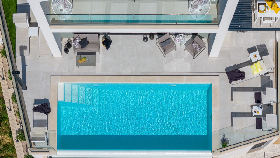 Heated 5-by-2,5-meter private pool equipped with an electrolysis system