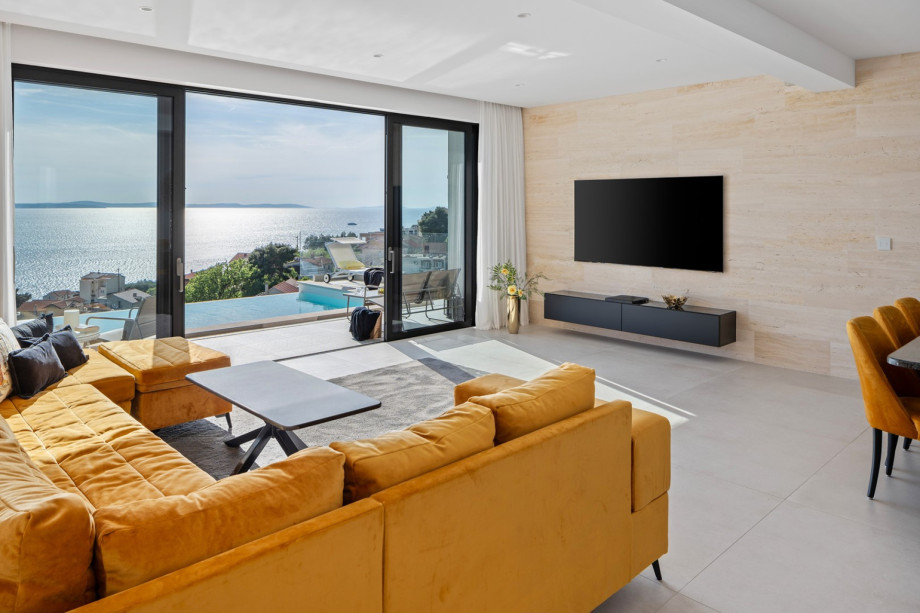 Spacious, tastefully decorated living area on the ground floor