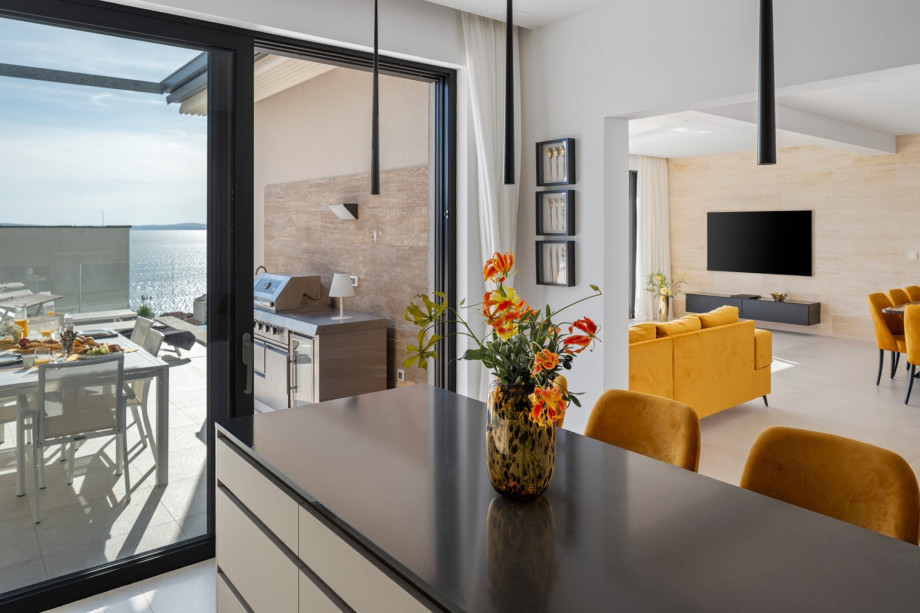 Fully equipped kitchen with a kitchen island
