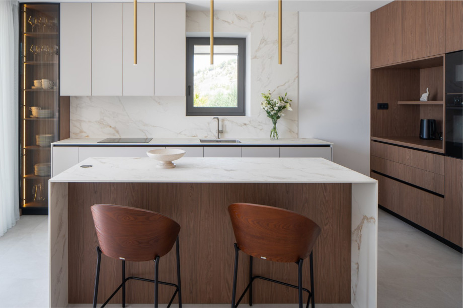 A fully equipped kitchen (microwave oven, espresso machine, wine fridge, toaster, kettle...), kitchen island, et