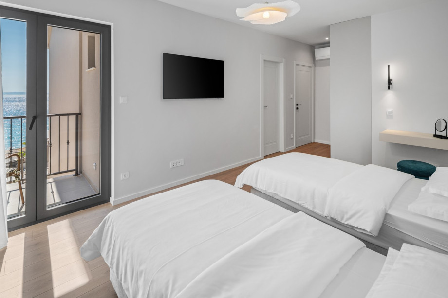 Bedroom 1 (22 sqm) 1st floor– King-size bed (180x200), TV, A/C