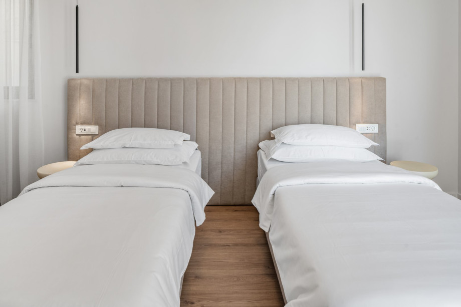 Bedroom No. 1 (22 sqm) with a king-size bed (180x200 cm), which can be separated into two single beds.