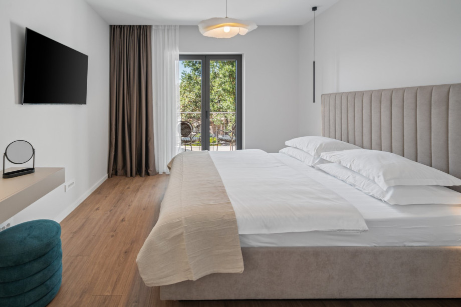 Bedroom 2 (25 sqm) 1st floor– King-size bed (180x200, can be separated)TV, A/C