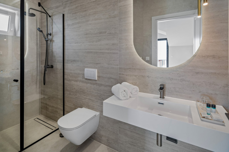 En-suite bathroom with shower