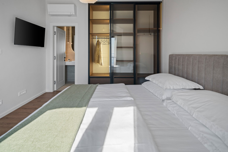 Bedroom 4 (19 sqm) 2nd floor – King-size bed (180x200), TV, A/C,