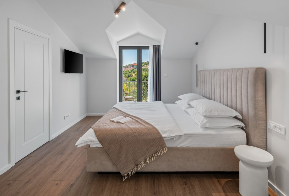 Bedroom 5 (25 sqm in attic) – King-size bed (180x200), TV, A/C