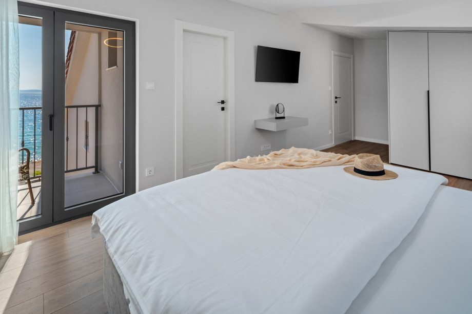 Bedroom 6 (26 sqm in attic) – King-size bed (180x200), TV, A/C