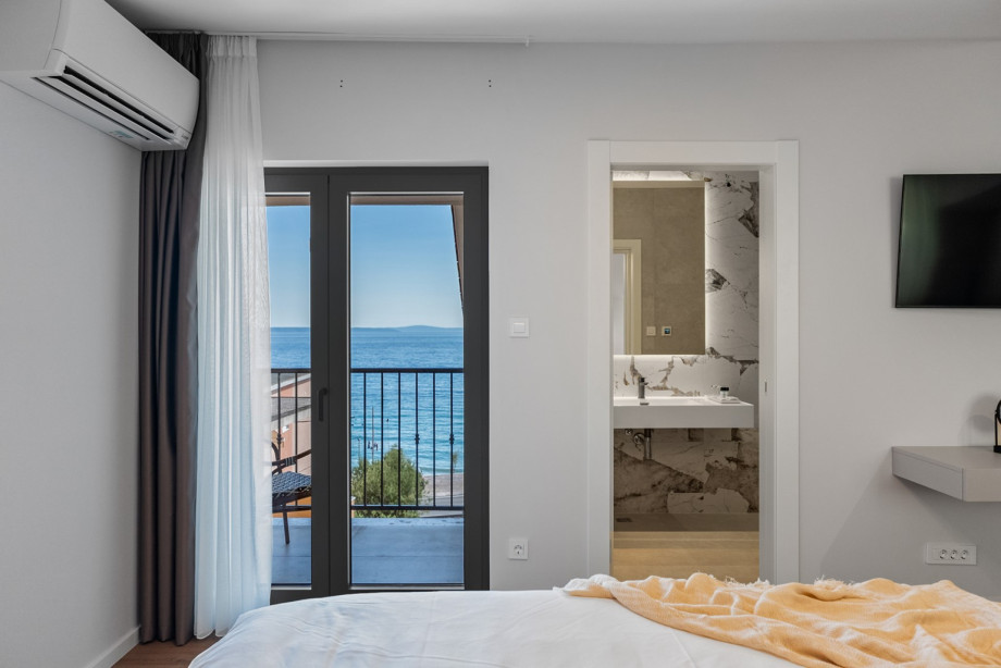 Private balcony with a beautiful sea view, perfect for relaxing moments.