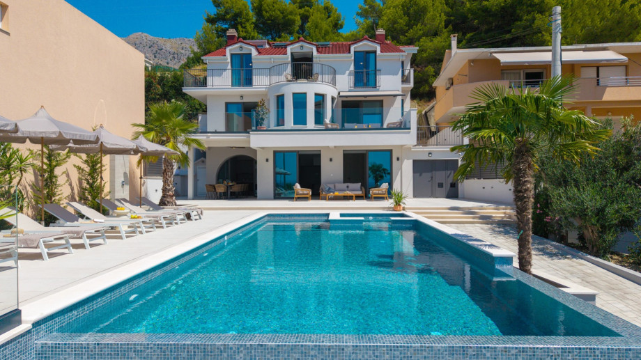 480 sqm of beautifully designed living distributed over five mezzanine levels and connected by an elegant internal staircase.