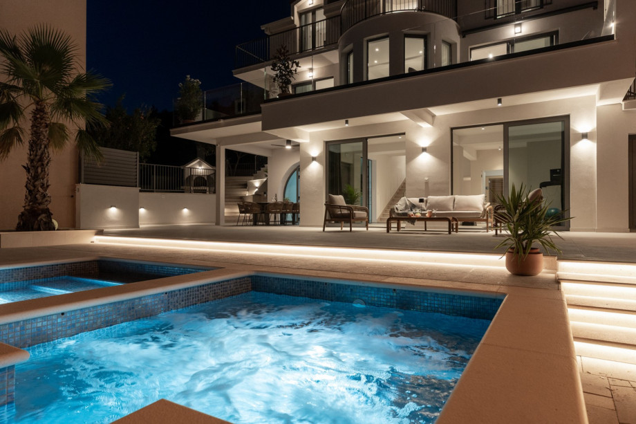 Soaking in the whirlpool that blends with the pool, under the night sky – same water temperature, ultimate relaxation.