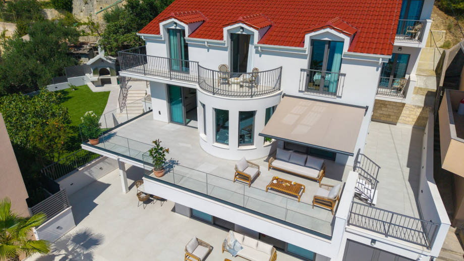 The villa’s prime location makes it convenient for you to access various amenities, including restaurants and supermarkets within walking distance (200m).