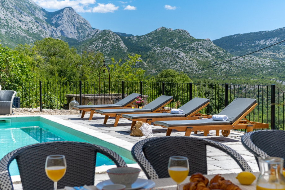 Surrounded by stones, with amazing panoramic views on the Biokovo mountain and Zadvarje landscape